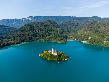 Ada, kale ve Bled Gölü 'ndeki Katolik Maria Kilisesi' nin güzel gökyüzü manzarası. Slovenya.