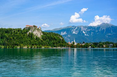 Ada, kale ve Bled Gölü 'ndeki Katolik Maria Kilisesi' nin güzel huzurlu manzarası. Slovenya.