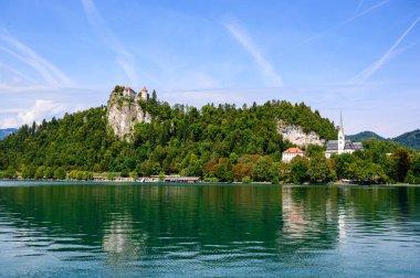 Ada, kale ve Bled Gölü 'ndeki Katolik Maria Kilisesi' nin güzel huzurlu manzarası. Slovenya.