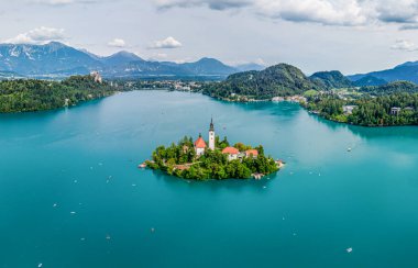 Ada, kale ve Bled Gölü 'ndeki Katolik Maria Kilisesi' nin güzel gökyüzü manzarası. Slovenya.