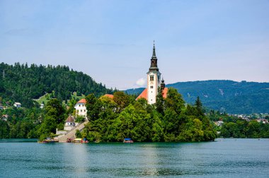 Ada, kale ve Bled Gölü 'ndeki Katolik Maria Kilisesi' nin güzel huzurlu manzarası. Slovenya.