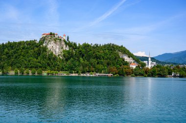Ada, kale ve Bled Gölü 'ndeki Katolik Maria Kilisesi' nin güzel huzurlu manzarası. Slovenya.