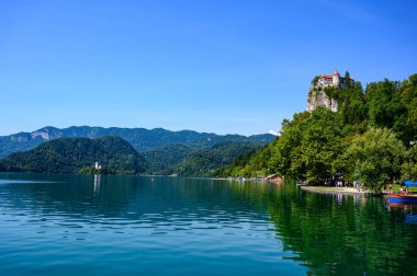 Ada, kale ve Bled Gölü 'ndeki Katolik Maria Kilisesi' nin güzel huzurlu manzarası. Slovenya.