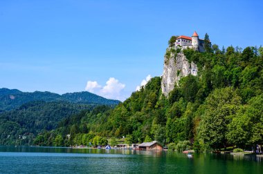 Ada, kale ve Bled Gölü 'ndeki Katolik Maria Kilisesi' nin güzel huzurlu manzarası. Slovenya.