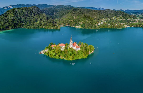 Smuk Idyllisk Luftudsigt Slot Katolske Maria Kirke Søen Bled Slovenien - Stock-foto