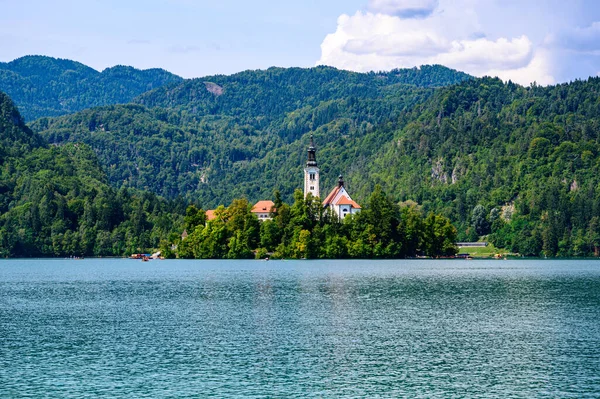 아름다운 목가적 호수에 카톨릭 마리아 교회에 있습니다 슬로베니아 — 스톡 사진
