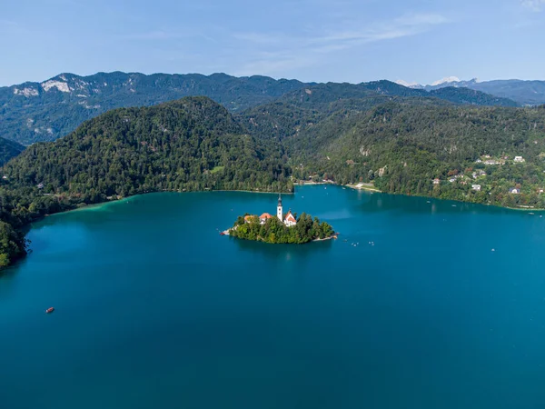 아름다운 카톨릭 마리아 교회의 호수에 있습니다 슬로베니아 — 스톡 사진