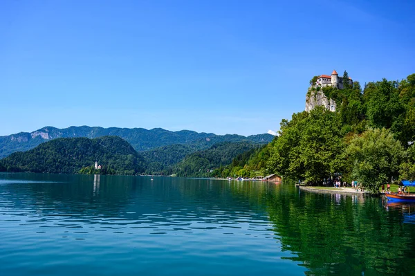 Ada, kale ve Bled Gölü 'ndeki Katolik Maria Kilisesi' nin güzel huzurlu manzarası. Slovenya.