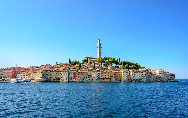 Rovinj. Istra, Hırvatistan. Aziz Euphemia Kilisesi. Peninsula 'yı denizden izle.