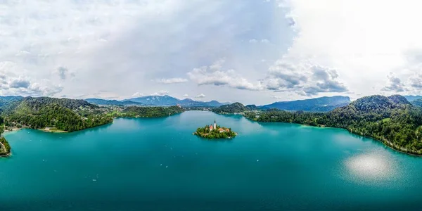 美丽的田园诗般的空中360全景 在岛上 天主教玛利亚教堂在布莱德湖 斯洛文尼亚 — 图库照片