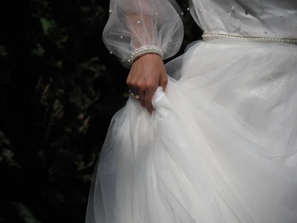Noiva Suporta Vestido Branco Com Mão — Fotografia de Stock
