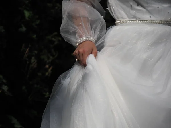 Bruden Stödjer Den Vita Klänningen Med Handen — Stockfoto