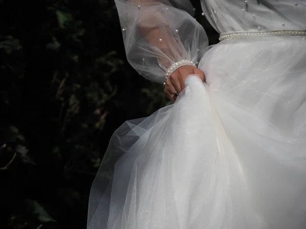 Nevěsta Podporuje Bílé Šaty Svou Rukou — Stock fotografie