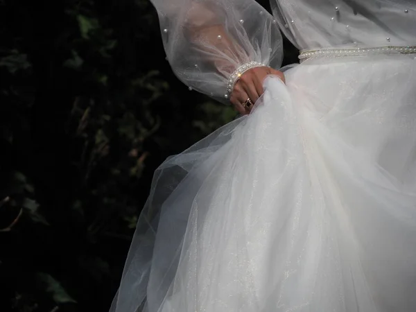 Die Braut Stützt Das Weiße Kleid Mit Der Hand — Stockfoto