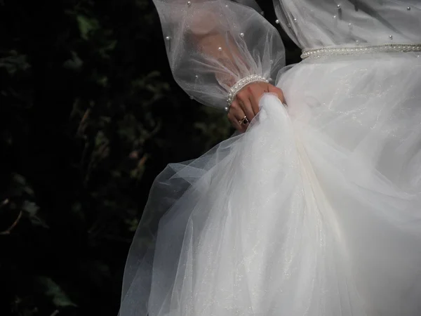 Sposa Sostiene Vestito Bianco Con Mano — Foto Stock