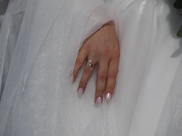 Hand Van Bruid Met Een Trouwring Achtergrond Van Een Trouwjurk — Stockfoto