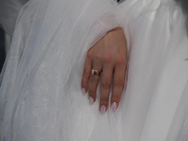 Brudens Hand Med Vigselring Bakgrunden Brudklänning — Stockfoto