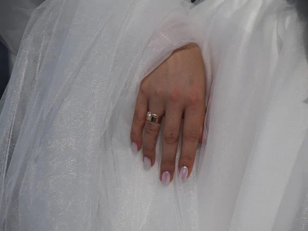 Brudens Hand Med Vigselring Bakgrunden Brudklänning — Stockfoto