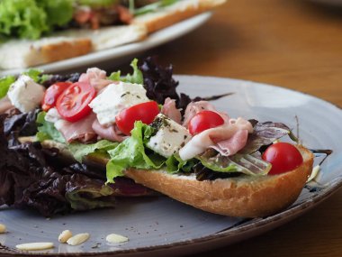 Sebzeli, peynirli ve jambonlu sandviç