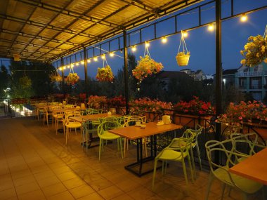 İnsansız bir yaz akşamı kafesi.