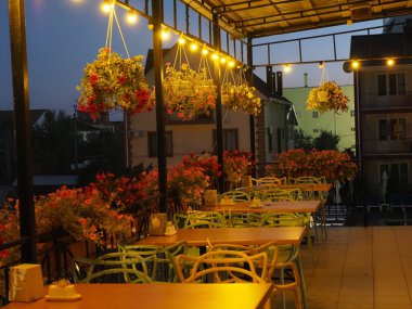 İnsansız bir yaz akşamı kafesi.