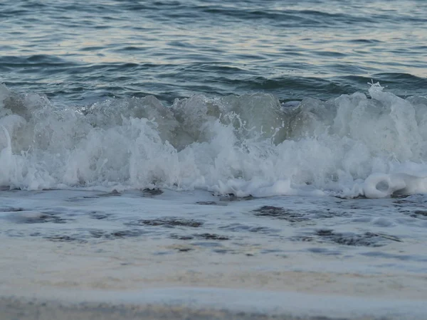 Kumlu Bir Sahilde Deniz Dalgası — Stok fotoğraf
