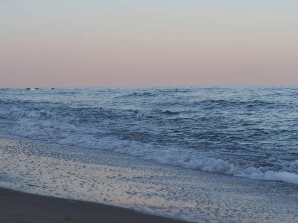 Pembe Gökyüzü Ile Kumlu Bir Sahilde Deniz Dalgası — Stok fotoğraf
