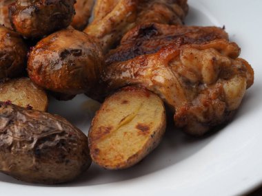 Şehirdeki bir caddede kırmızı yangın musluğu.. 