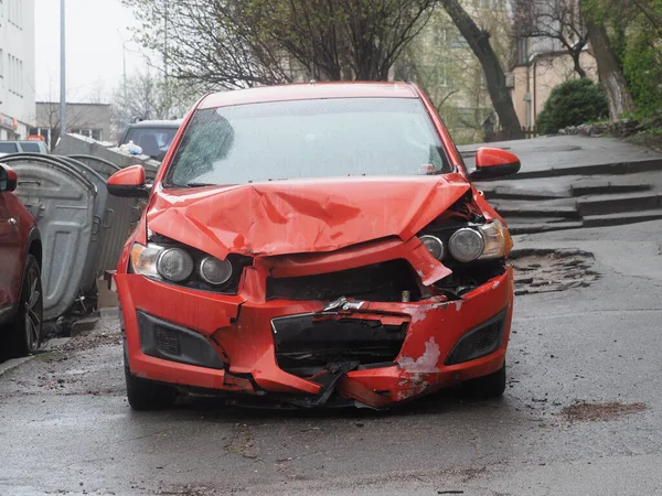 车祸中迎面相撞后的红色客车 免版税图库照片