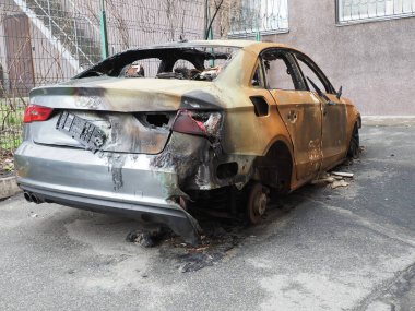 Hırsızlar tarafından tahrip edilen bir araba.