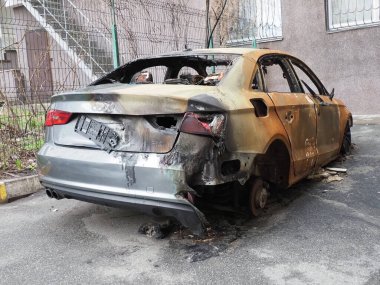 Hırsızlar tarafından tahrip edilen bir araba.