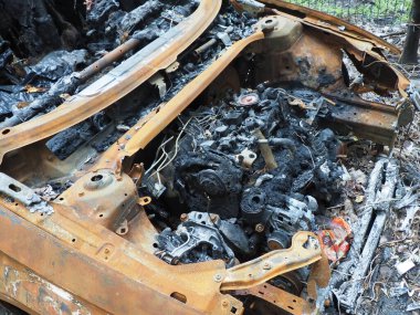 Hırsızlar tarafından tahrip edilen bir araba.