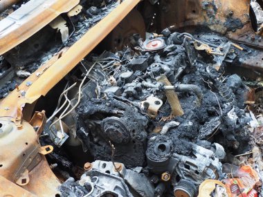 Hırsızlar tarafından tahrip edilen bir araba.