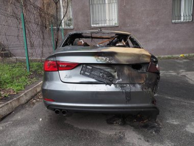 Hırsızlar tarafından tahrip edilen bir araba.