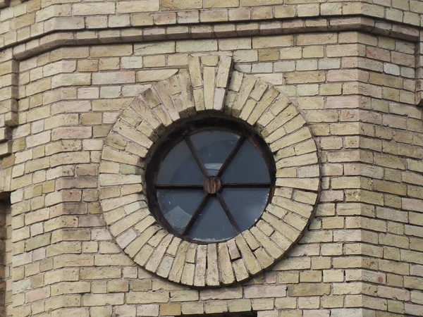 Круглое Окно Старом Кирпичном Доме — стоковое фото