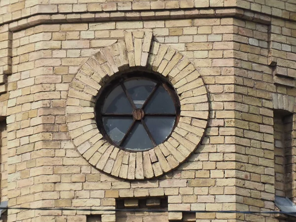 Kulaté Okno Starém Cihlovém Domě — Stock fotografie