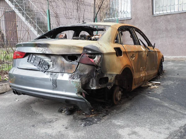 Hırsızlar tarafından tahrip edilen bir araba.