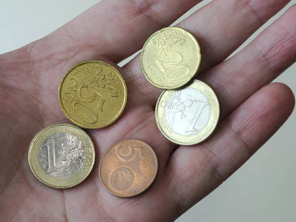 Сучасні Монети Євро Долоні — стокове фото