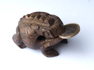 Tahta para kurbağasının 1 avroluk heykeli.