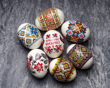 Ukrayna süslemeli Paskalya yumurtaları ve İsa 'nın yazıtları yükseliyor.