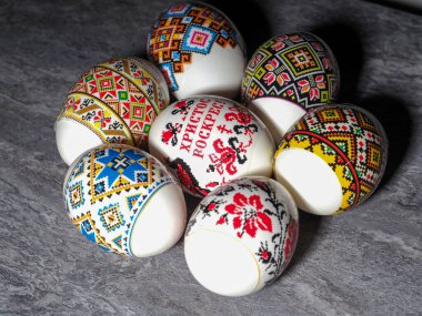 Ukrayna süslemeli Paskalya yumurtaları ve İsa 'nın yazıtları yükseliyor.