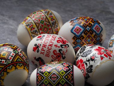 Ukrayna süslemeli Paskalya yumurtaları ve İsa 'nın yazıtları yükseliyor.