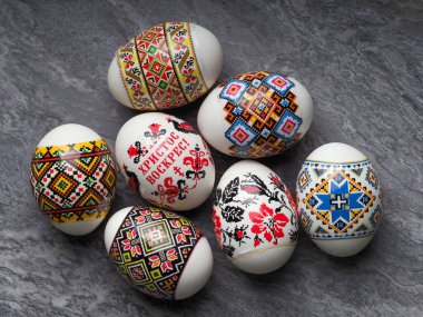Ukrayna süslemeli Paskalya yumurtaları ve İsa 'nın yazıtları yükseliyor.