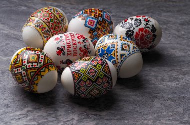 Ukrayna süslemeli Paskalya yumurtaları ve İsa 'nın yazıtları yükseliyor.