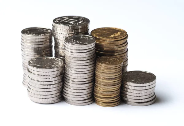 Columnas Monedas Diferentes Denominaciones Colores Metálicos Sobre Fondo Blanco — Foto de Stock