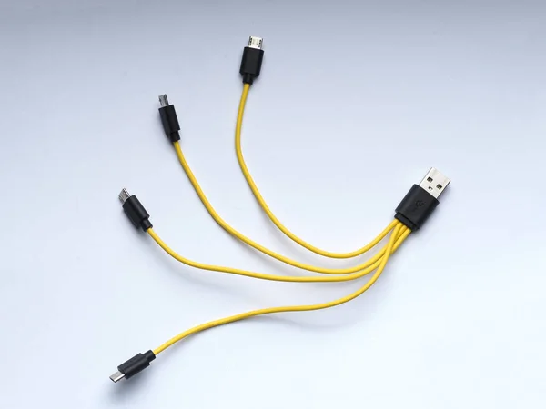 4個のバッテリを同時に充電するための黄色のケーブルを備えたUsbマイクロUsbスプリッタ クローズアップ — ストック写真