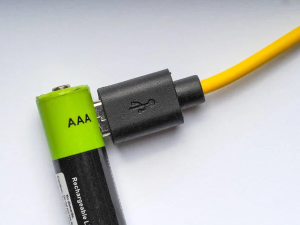 노란색 마이크 Usb 케이블을 충전되는 Aaa 배터리의 — 스톡 사진