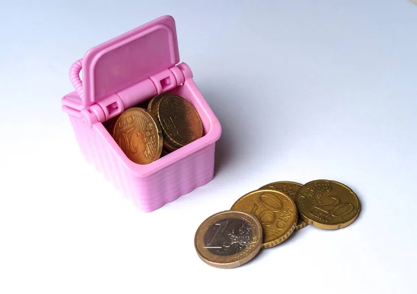 Ένα Ροζ Μικρό Καλάθι Ένα Μάτσο Ευρωπαϊκά Νομίσματα Διαφόρων Ονομαστικών — Φωτογραφία Αρχείου