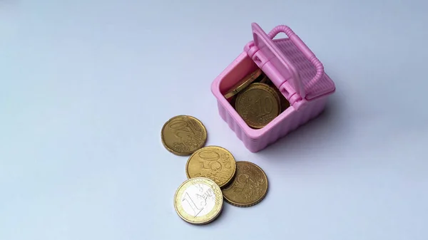 Ένα Ροζ Μικρό Καλάθι Ένα Μάτσο Ευρωπαϊκά Νομίσματα Διαφόρων Ονομαστικών — Φωτογραφία Αρχείου