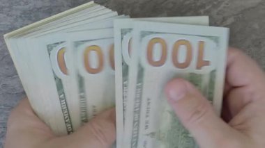 100 Amerikan Doları 'nın yeni tip banknotlarını sayıyorum.